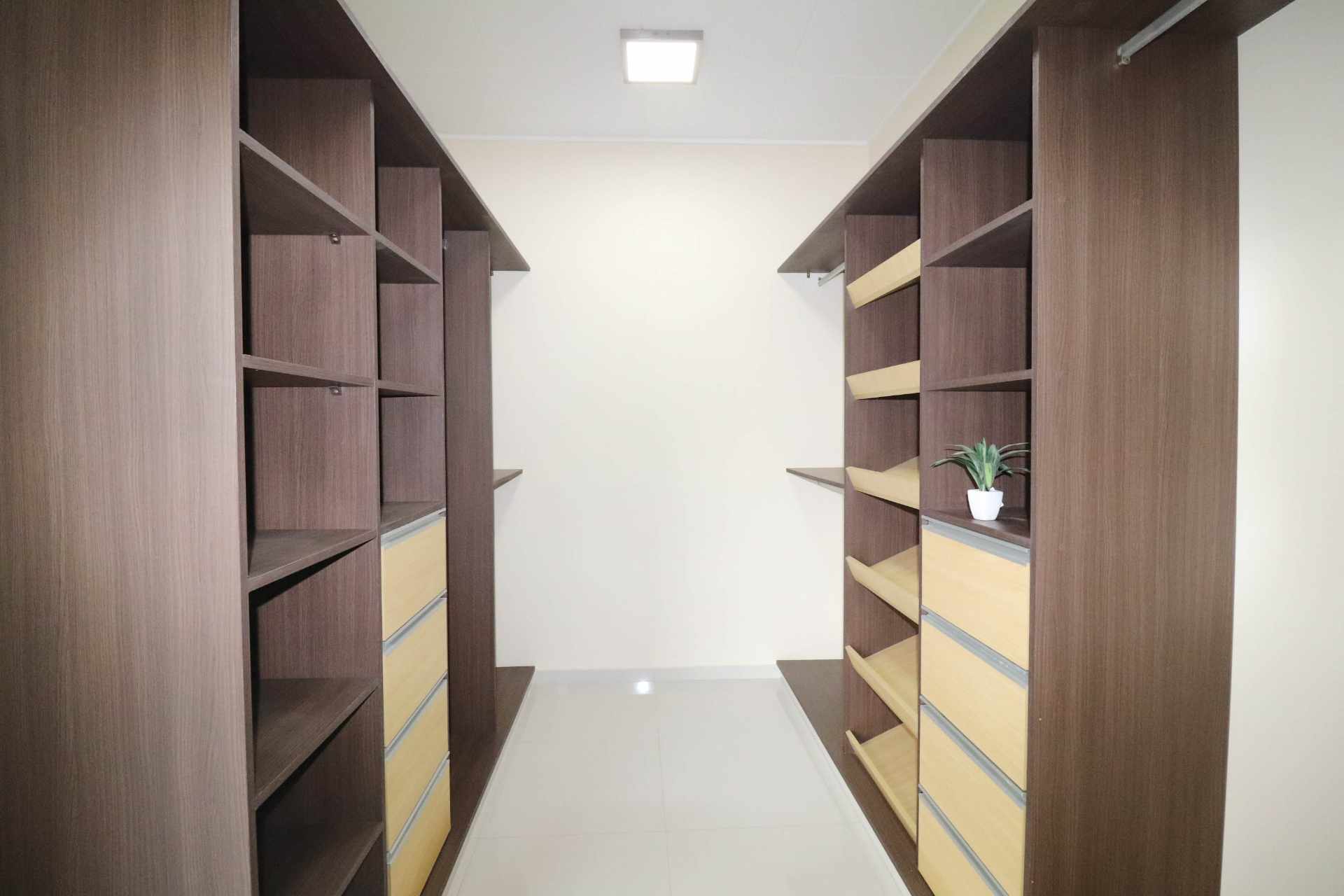 Casa en Entre 7mo y 8vo anillo Sur en Santa Cruz de la Sierra 4 dormitorios 3 baños 2 parqueos Foto 8