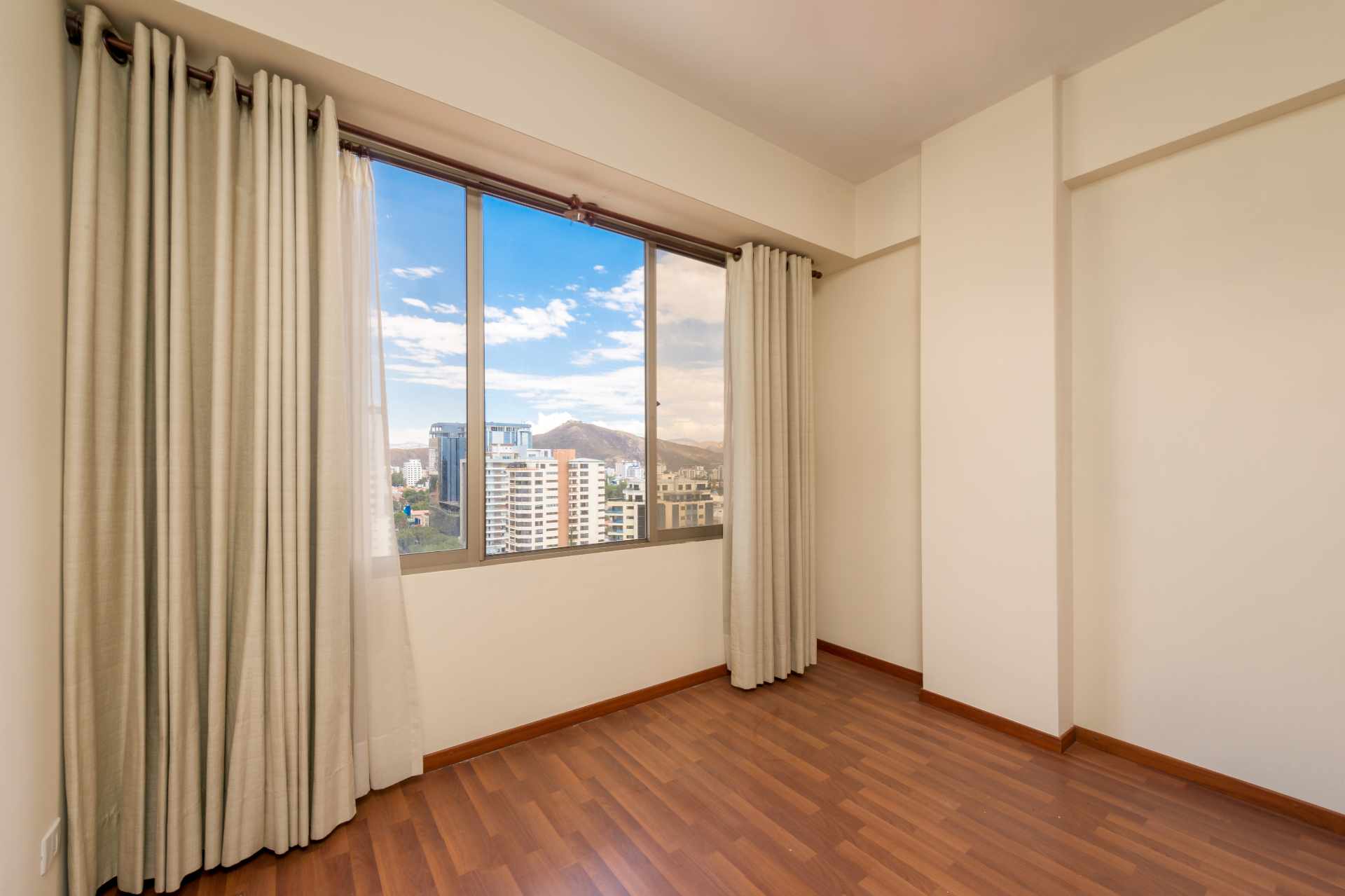 Departamento en VentaEdificio Palma Real sobre Av. América y Av. Santa Cruz - Zona Norte 2 dormitorios 2 baños 1 parqueos Foto 6
