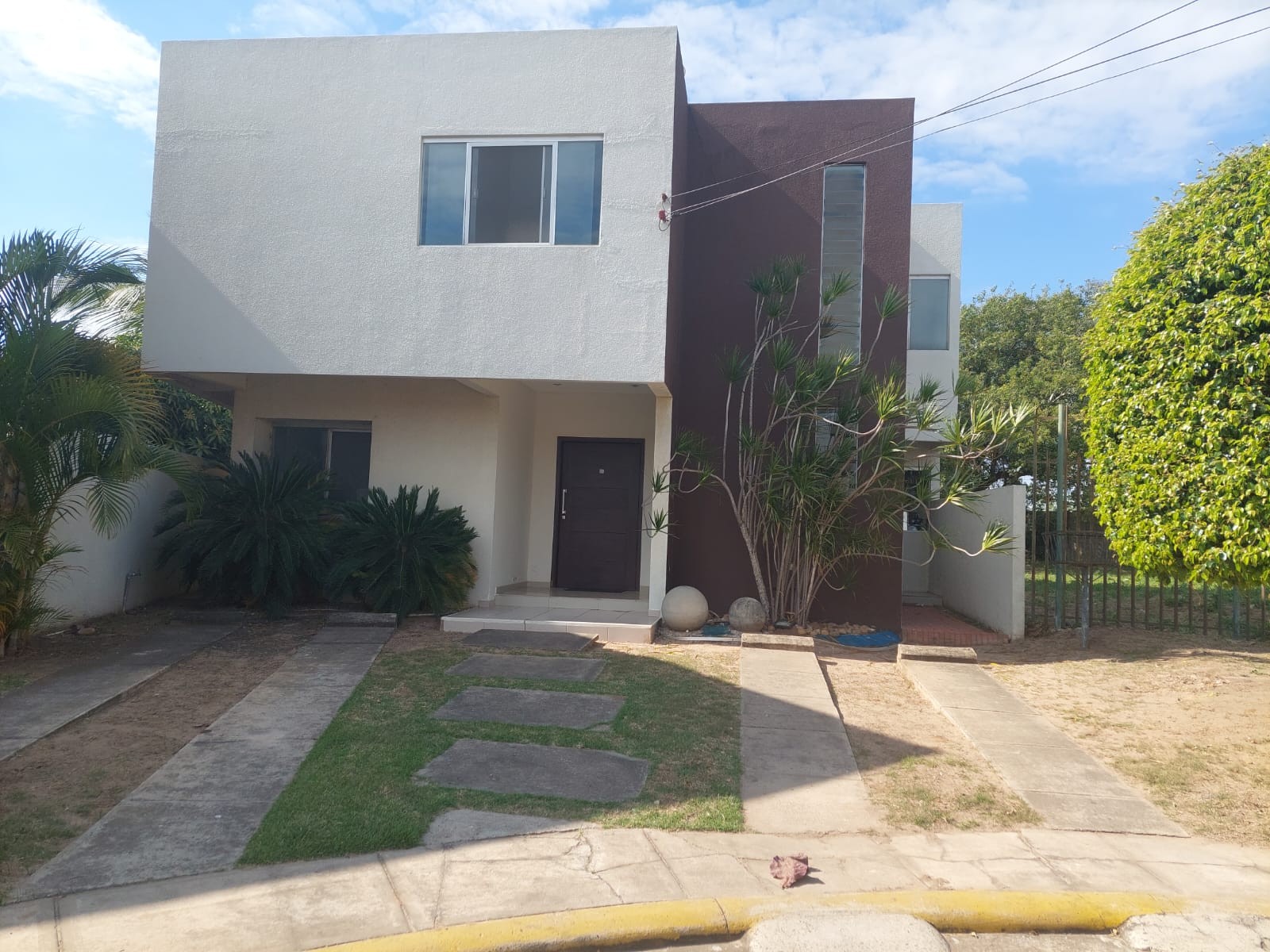 Casa en VentaCond Versalles I Ingreso a Mainter 4 dormitorios 4 baños 3 parqueos Foto 2