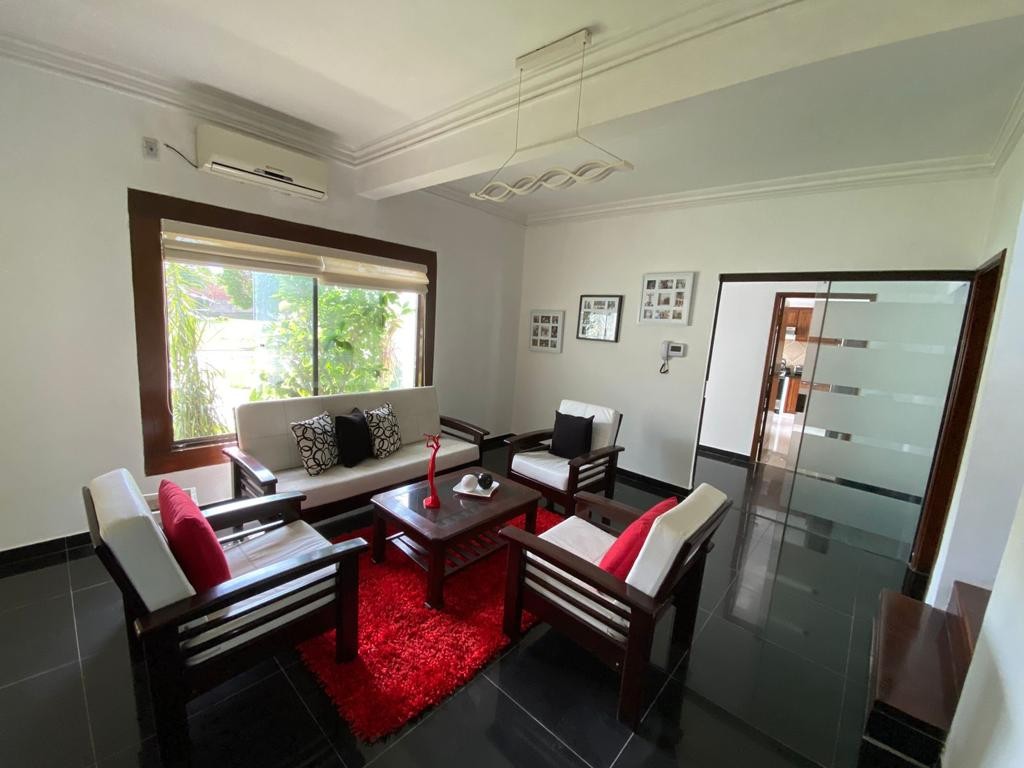 Casa en Entre 6to y 7mo anillo Este en Santa Cruz de la Sierra 4 dormitorios 5 baños 1 parqueos Foto 3
