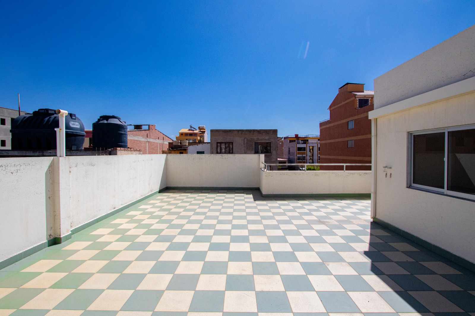 Casa en VentaAv. República - Y Av. 6 de agosto Sur 3 dormitorios 2 baños 2 parqueos Foto 3