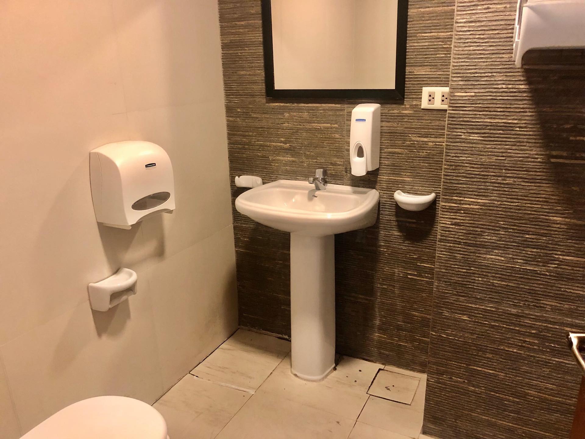 Oficina en AlquilerEXCELENTE UBICACION
ALQUILA ESTA OFICINA 3 dormitorios 1 baños 1 parqueos Foto 2