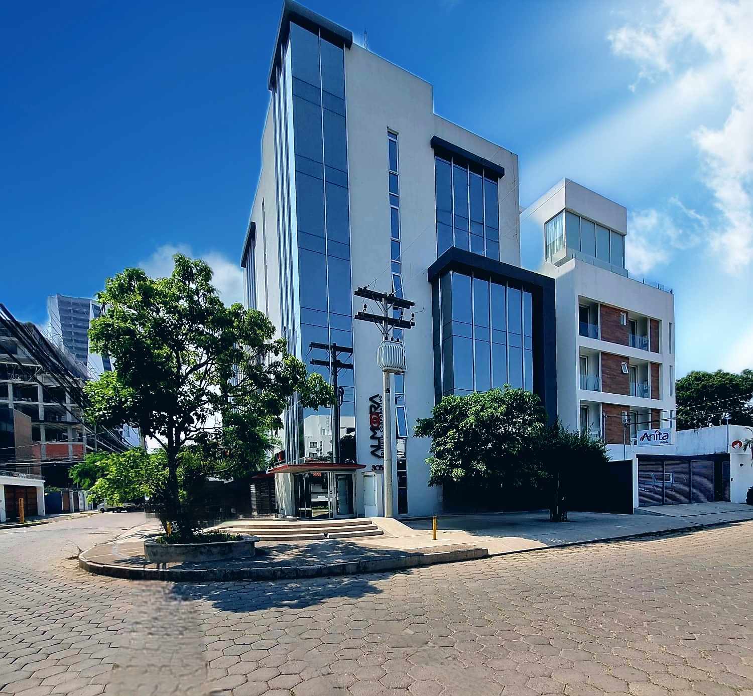 Local comercial Equipetrol  Sirari
Condominio Almoora
Av. Los Claveles Foto 8