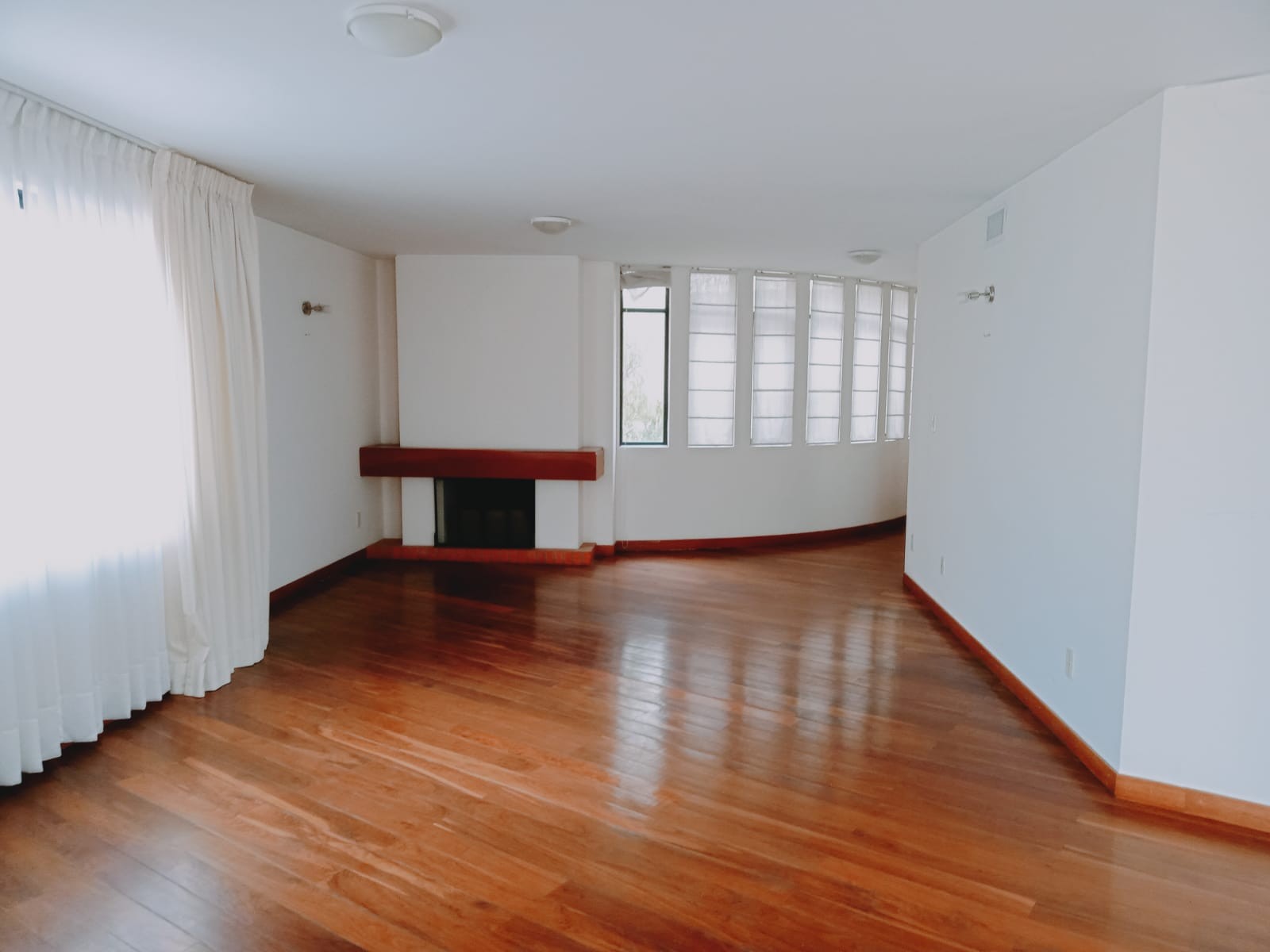 Departamento en AnticréticoANTICRETICO REGISTRABL, ELEGANTE DEPARTAMENTO EN ACHUMANI SECTOR ASILO 3 dormitorios 4 baños 2 parqueos Foto 1