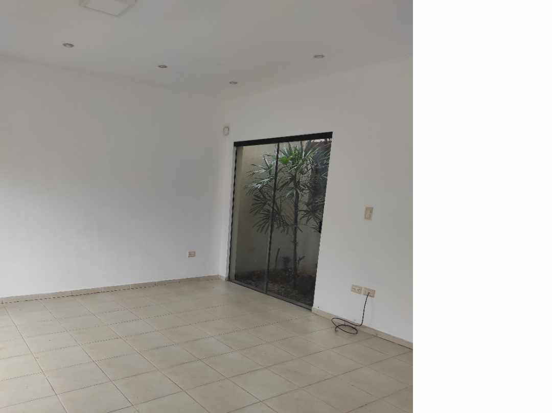 Casa en Entre 2do y 3er anillo Norte en Santa Cruz de la Sierra 3 dormitorios 3 baños 2 parqueos Foto 14