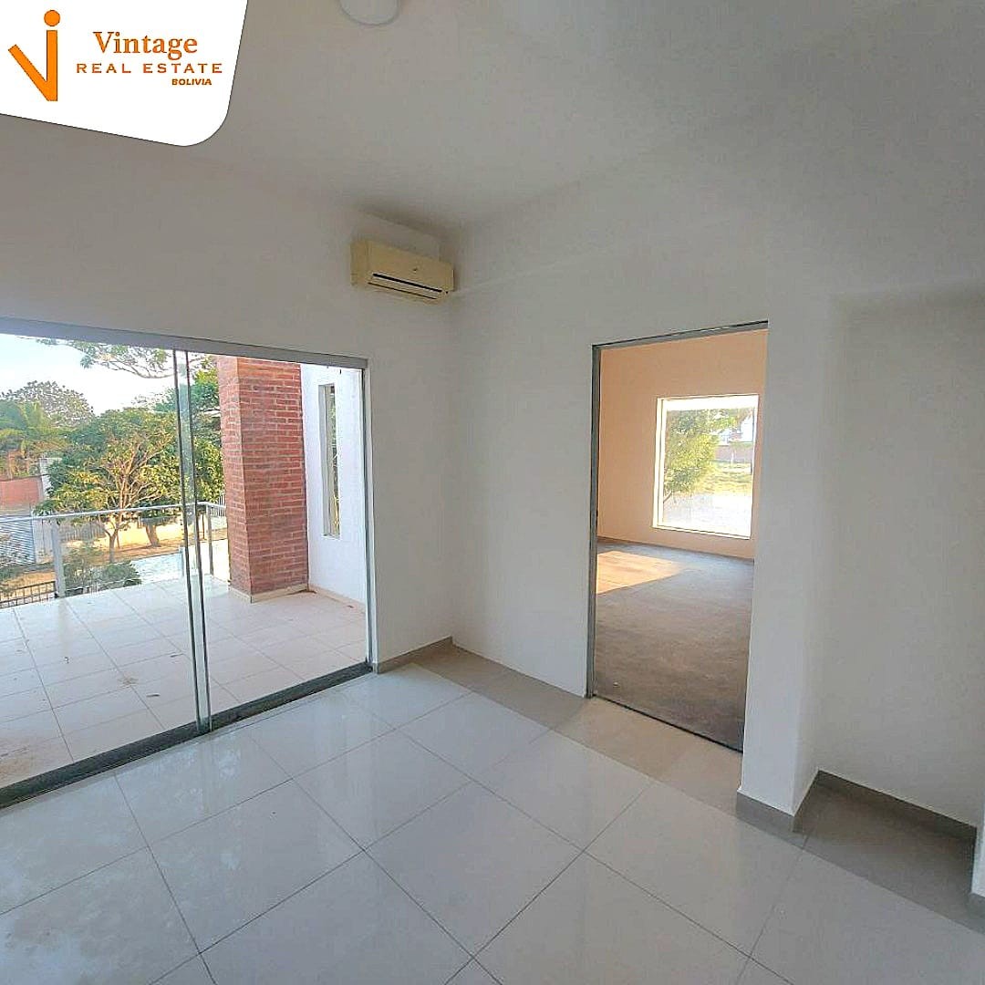 Casa en Urubó en Santa Cruz de la Sierra 6 dormitorios 5 baños 3 parqueos Foto 3