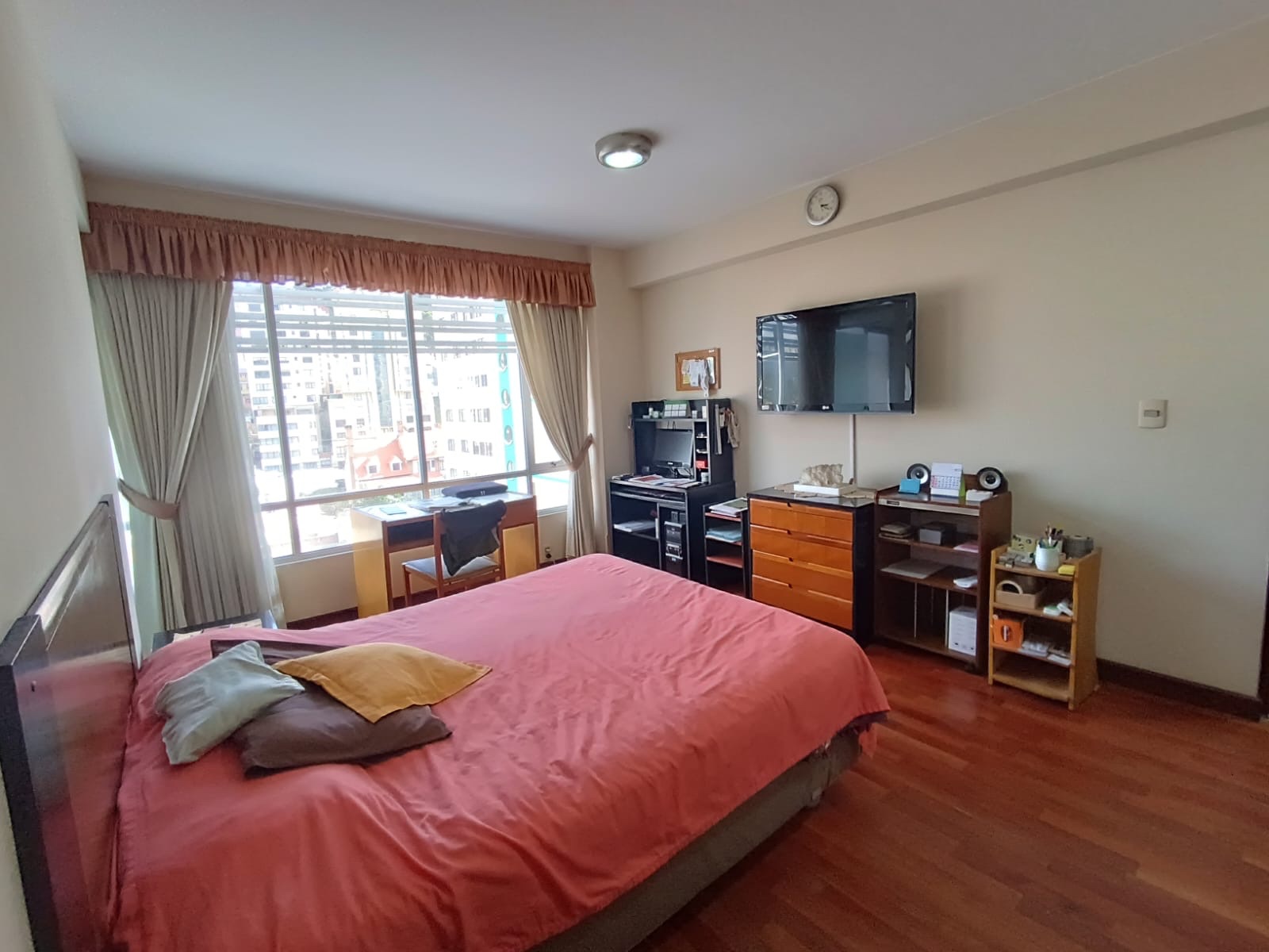 Departamento en Sopocachi en La Paz 4 dormitorios 4 baños 1 parqueos Foto 2