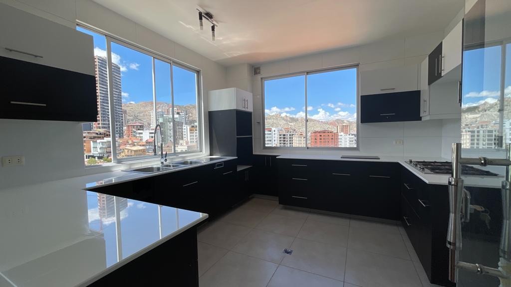 Departamento en AlquilerPENTHOUSE CON TERRAZA PRIVADA EN ALQUILER EN ACHUMANI 4 dormitorios 6 baños 2 parqueos Foto 4