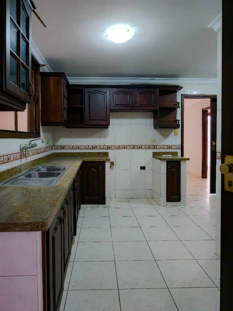 Casa en Entre 1er y 2do anillo Norte en Santa Cruz de la Sierra 4 dormitorios 4 baños 3 parqueos Foto 19