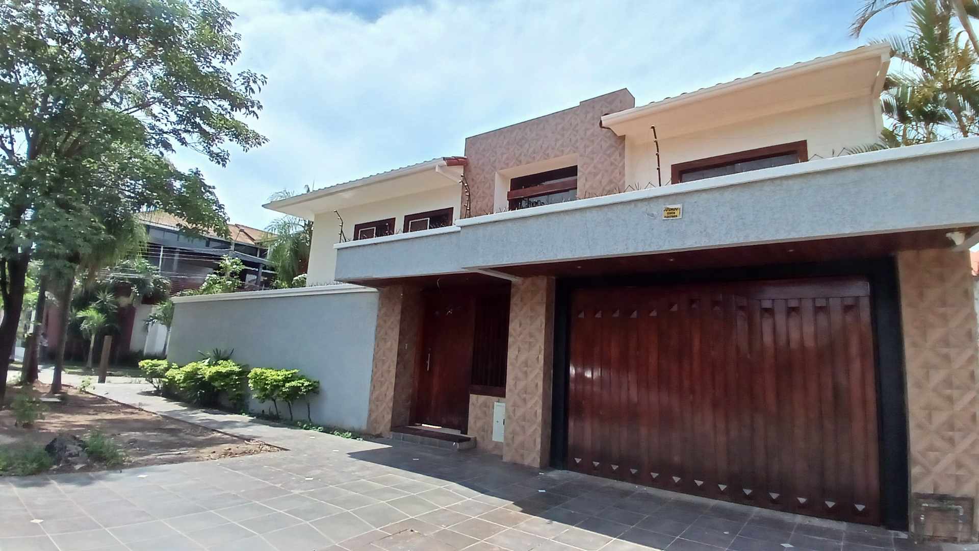 Casa en Alquiler📍 Barrio Hamacas, entre 3er y 4º anillo – Esquina comercial 4 dormitorios 4 baños 2 parqueos Foto 1