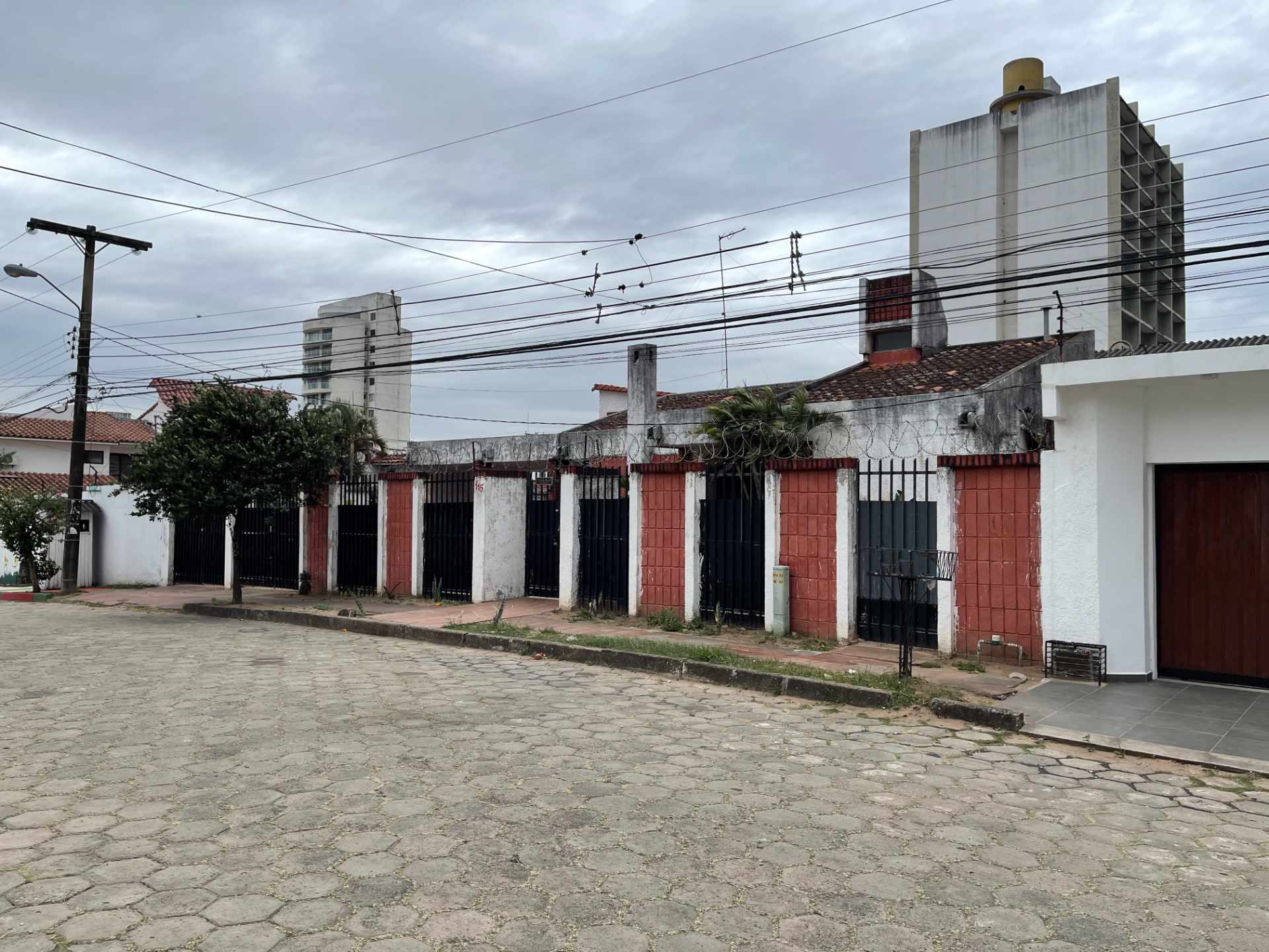 Casa en Venta¿Estás buscando terreno cerca del 2º Anillo?... tengo el ideal y en zona Residencial! 4 dormitorios 2 baños 2 parqueos Foto 2