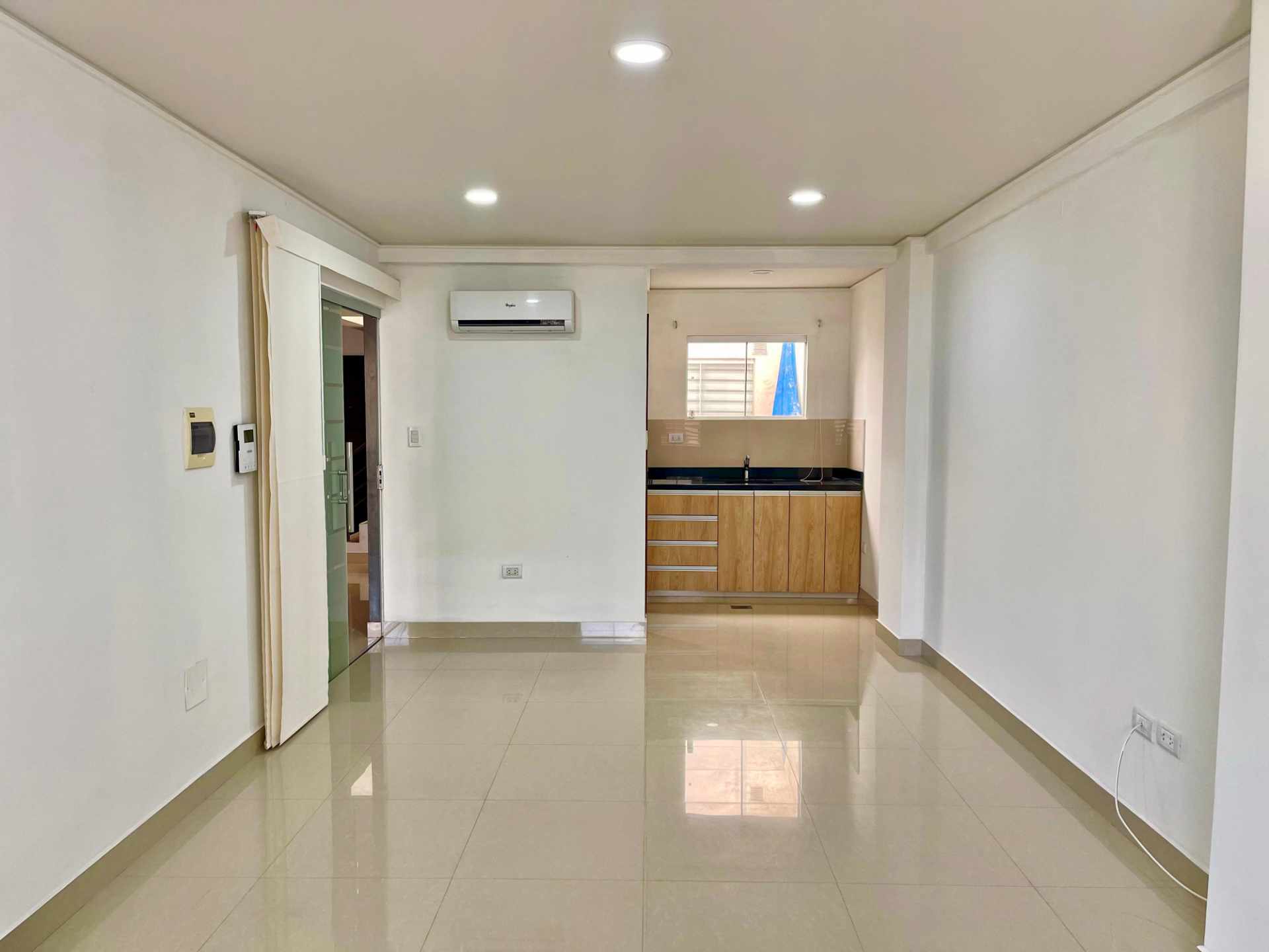Departamento en AlquilerEN ALQUILER MONO AMBIENTE, CANAL ISUTO 2do Y 3er ANILLO Foto 4