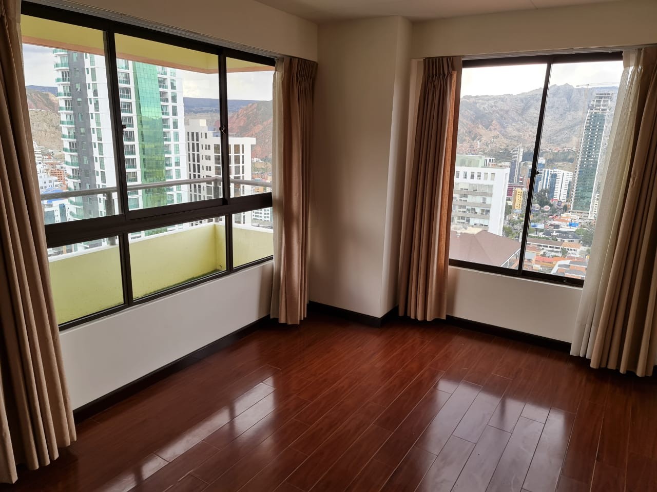 Departamento en Calacoto en La Paz 2 dormitorios 2 baños  Foto 4