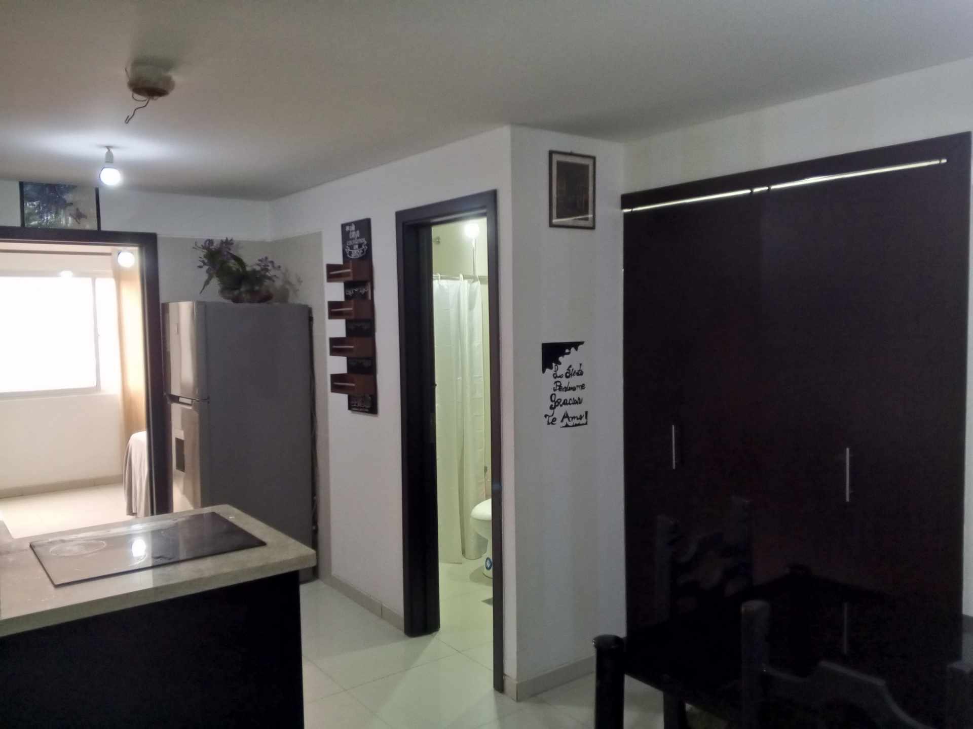 Departamento en Alquiler[EDIFICIO MONTE CASTELO| AV. ALEMANA 3ER. Y 4TO. ANILLO] ALQUILER AMOBLADO DPTO. 1 DORMITORIO PET FRIENDLY SIN PARQUEO CERCA DE COLEGIO SAINT GEORGE 1 dormitorios 1 baños  Foto 3