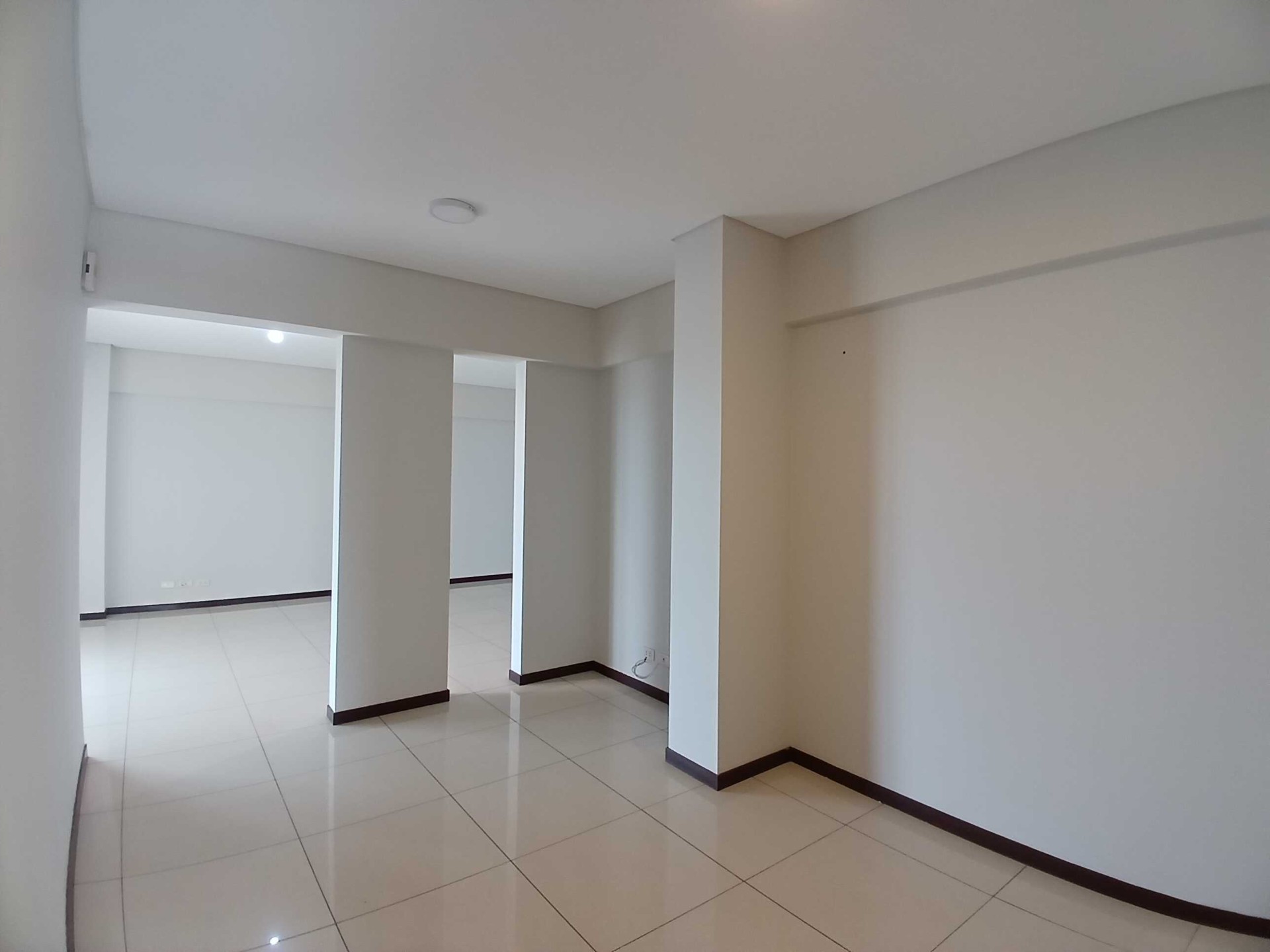 Departamento en AlquilerCOND. CURUPAU SOBRE AV. PARAGUA CASI 2º ANILLO 4 dormitorios 4 baños 1 parqueos Foto 12