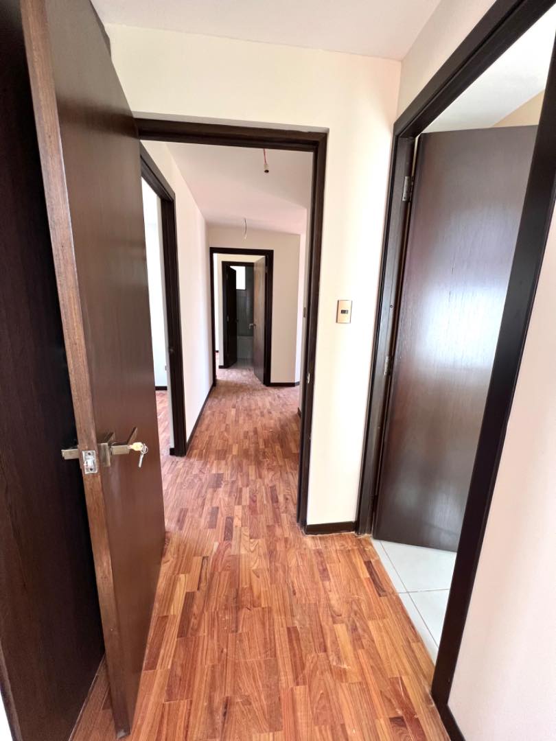 Departamento en Los Pinos en La Paz 3 dormitorios 3 baños 1 parqueos Foto 4