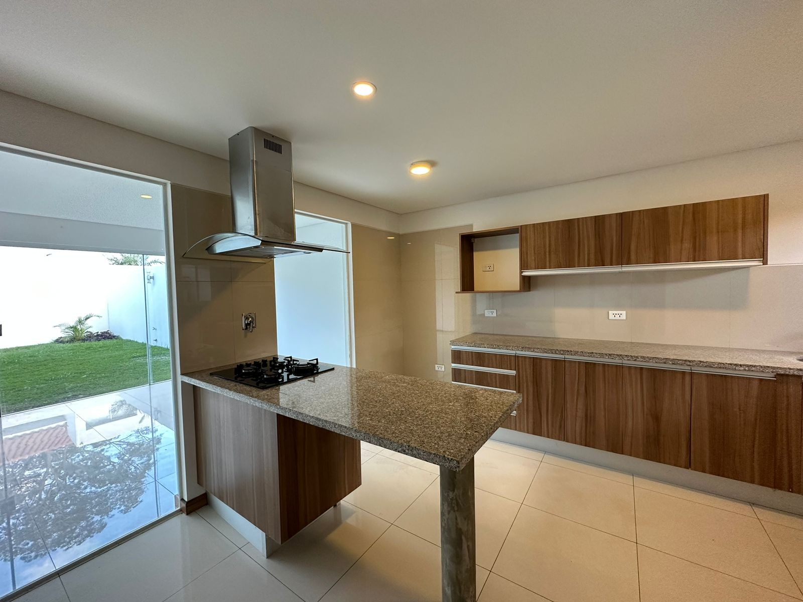 Casa en Alquiler📍CASA EN ALQUILER 
  CONDOMINIO PALMAS DEL OESTE II
Av. Piraí entre 6to y 7mo Anillo

 Foto 3