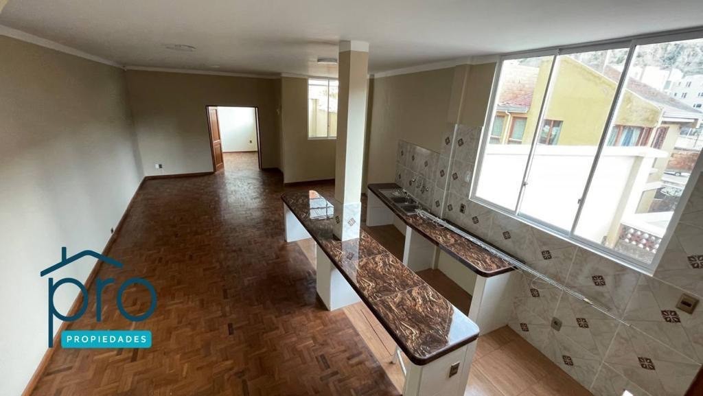 Casa Los Pinos, a una cuadra del Hipermaxi Foto 2