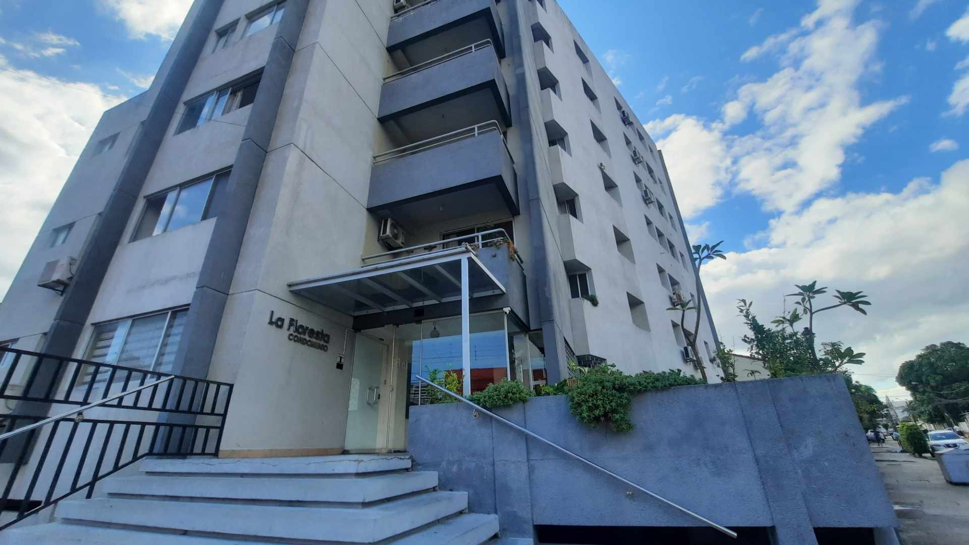 Departamento en Venta3ER ANILLO ENTRE AV. BANZER Y AV. BENI 3 dormitorios 4 baños 1 parqueos Foto 2