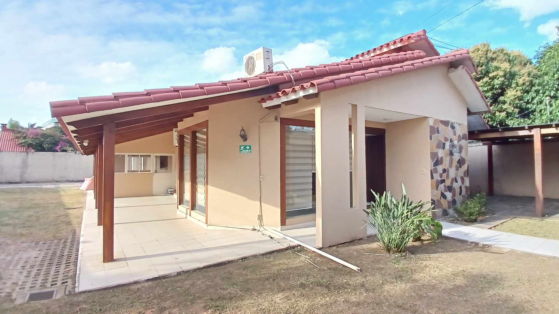 Casa 🏢 EN ALQUILER – AMPLIA CASA EN ESQUINA IDEAL P/ EMPRESAS - DETRAS DE MULTICENTER Foto 1