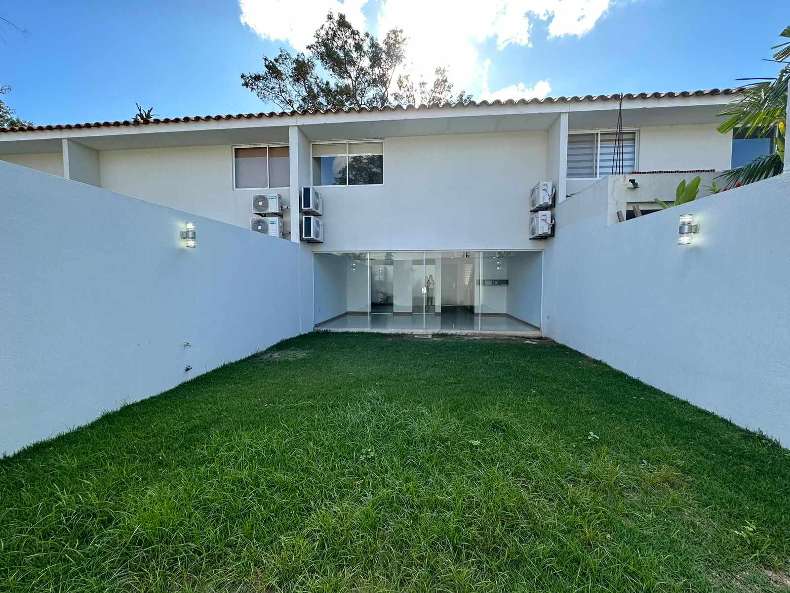 Casa en Alquiler📍CASA EN ALQUILER 
  CONDOMINIO PALMAS DEL OESTE II
Av. Piraí entre 6to y 7mo Anillo

 Foto 6