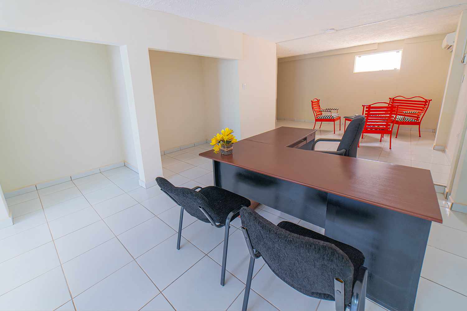 Oficina en AlquilerCalle Lima, Av Alemana 2do Anillo 1 dormitorios 2 baños 2 parqueos Foto 4