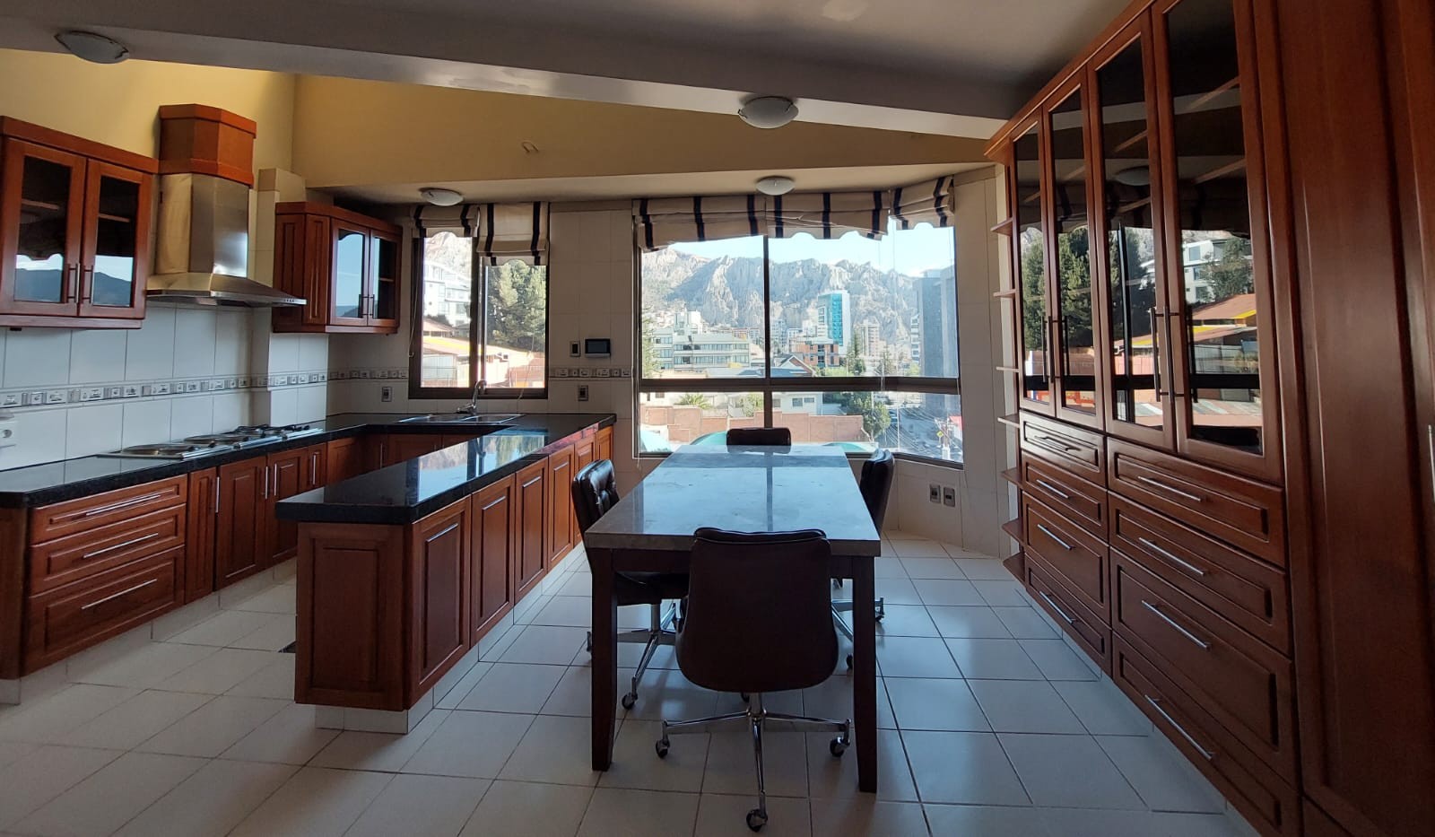 Departamento en AlquilerCALACOTO - ZONA SUR DE LA PAZ 3 dormitorios 3 baños 1 parqueos Foto 2