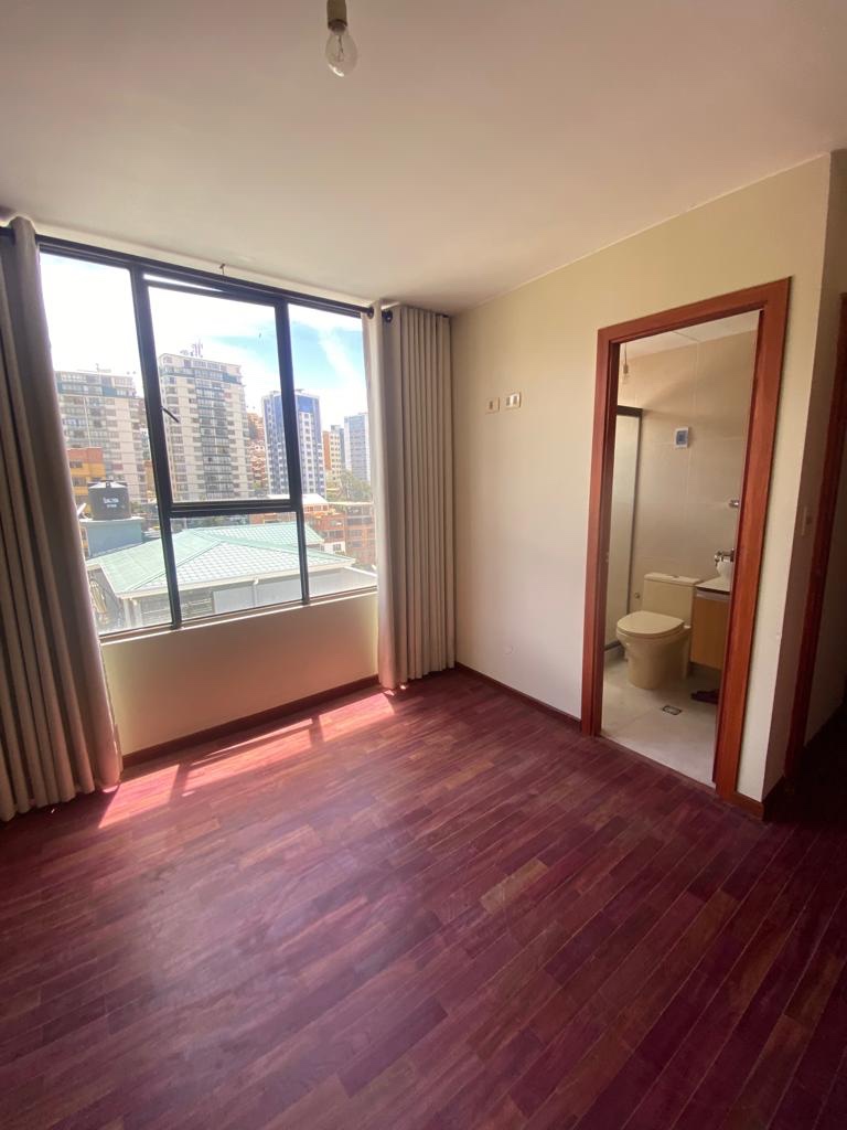 Departamento en VentaDEPARTAMENTO EN VENTA!! Obrajes avenida costanera a una cuadra del cementerio jardín  2 dormitorios 2 baños 1 parqueos Foto 31