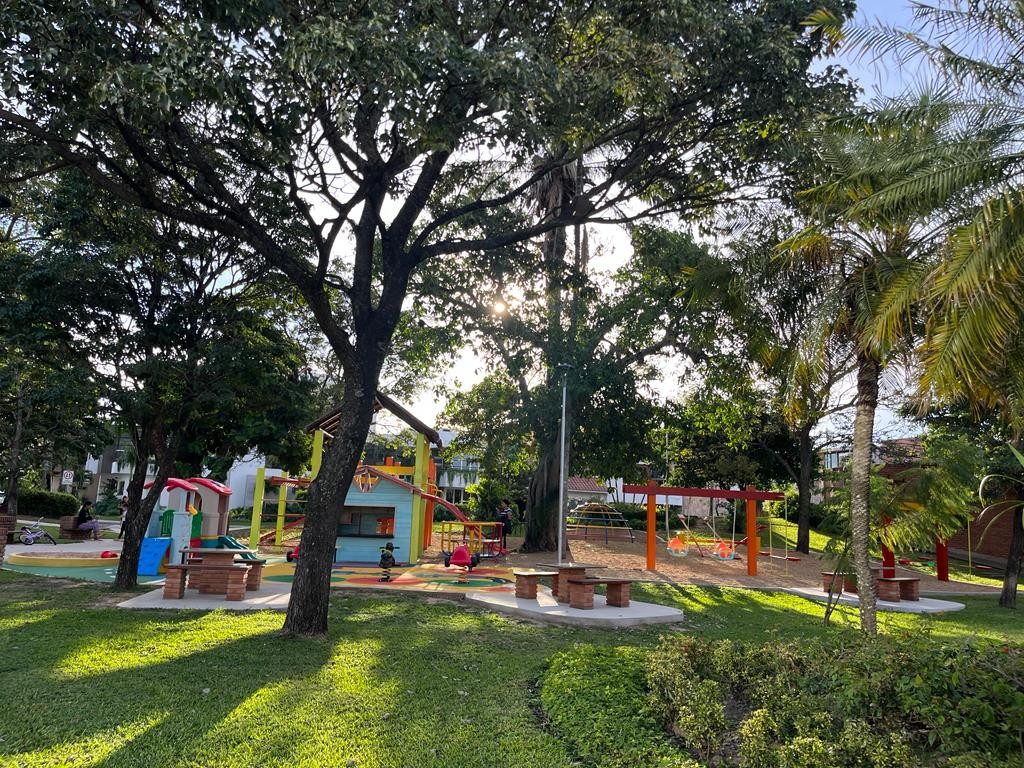 Casa en Entre 4to y 5to anillo Norte en Santa Cruz de la Sierra 5 dormitorios 6 baños 2 parqueos Foto 16