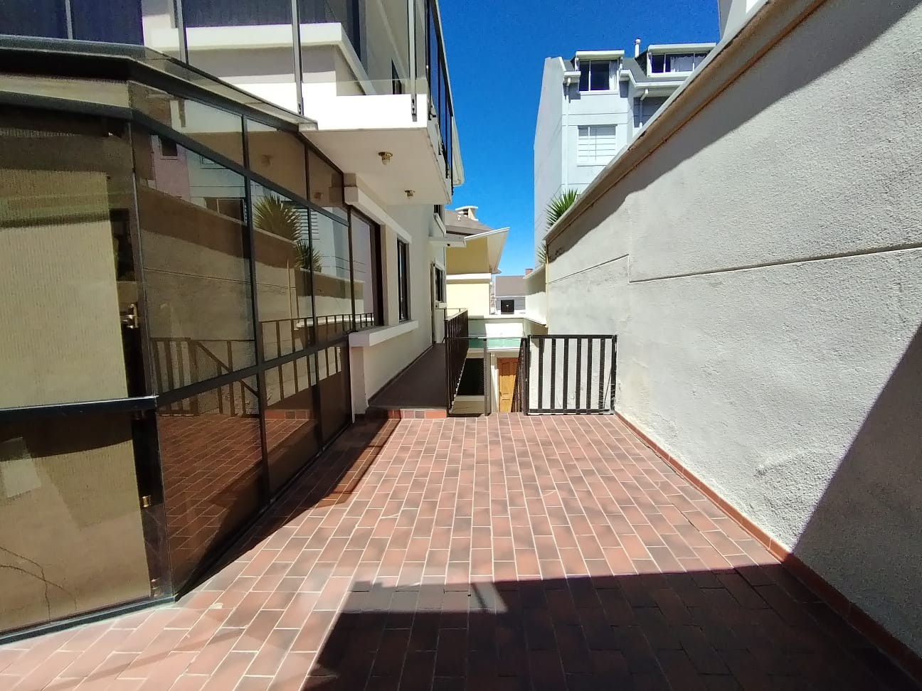 Casa en AlquilerAvenida Julio Mendez No 10 esquina calle 11 meseta de Achumani Foto 36