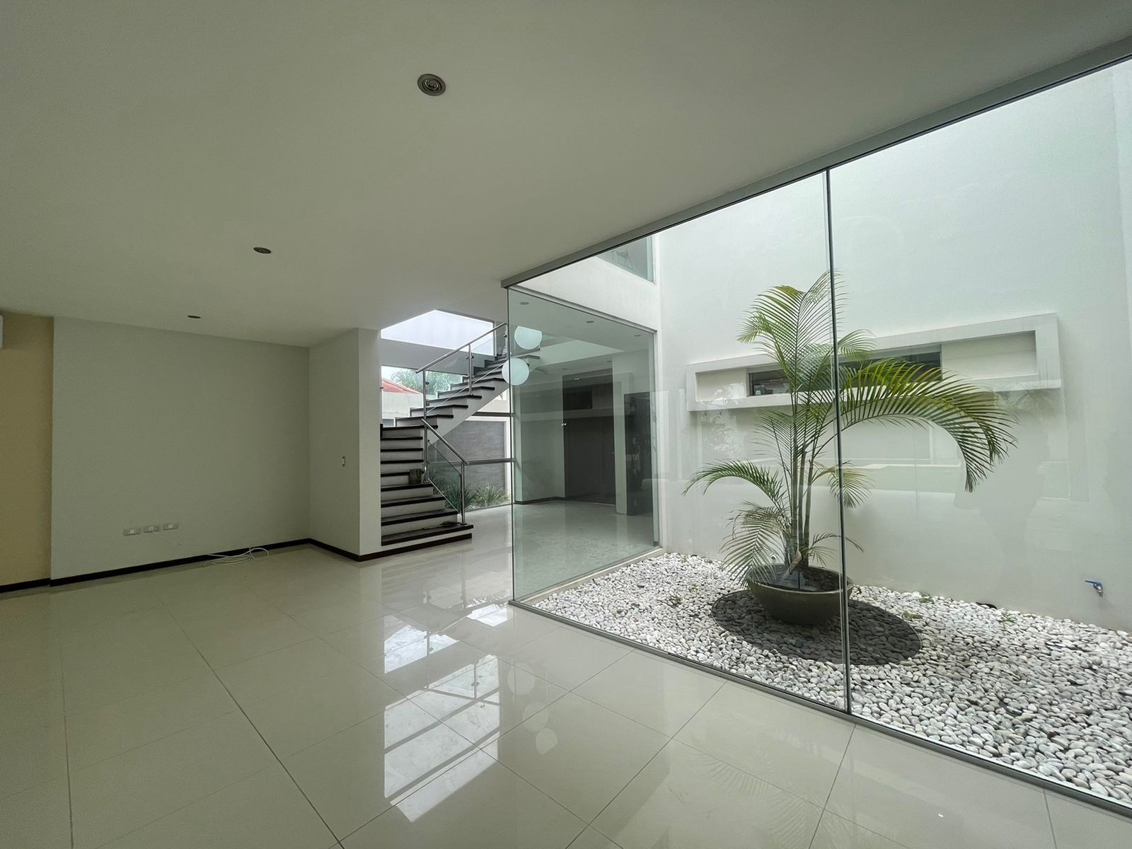 Casa en Las Palmas en Santa Cruz de la Sierra 3 dormitorios 5 baños 2 parqueos Foto 3