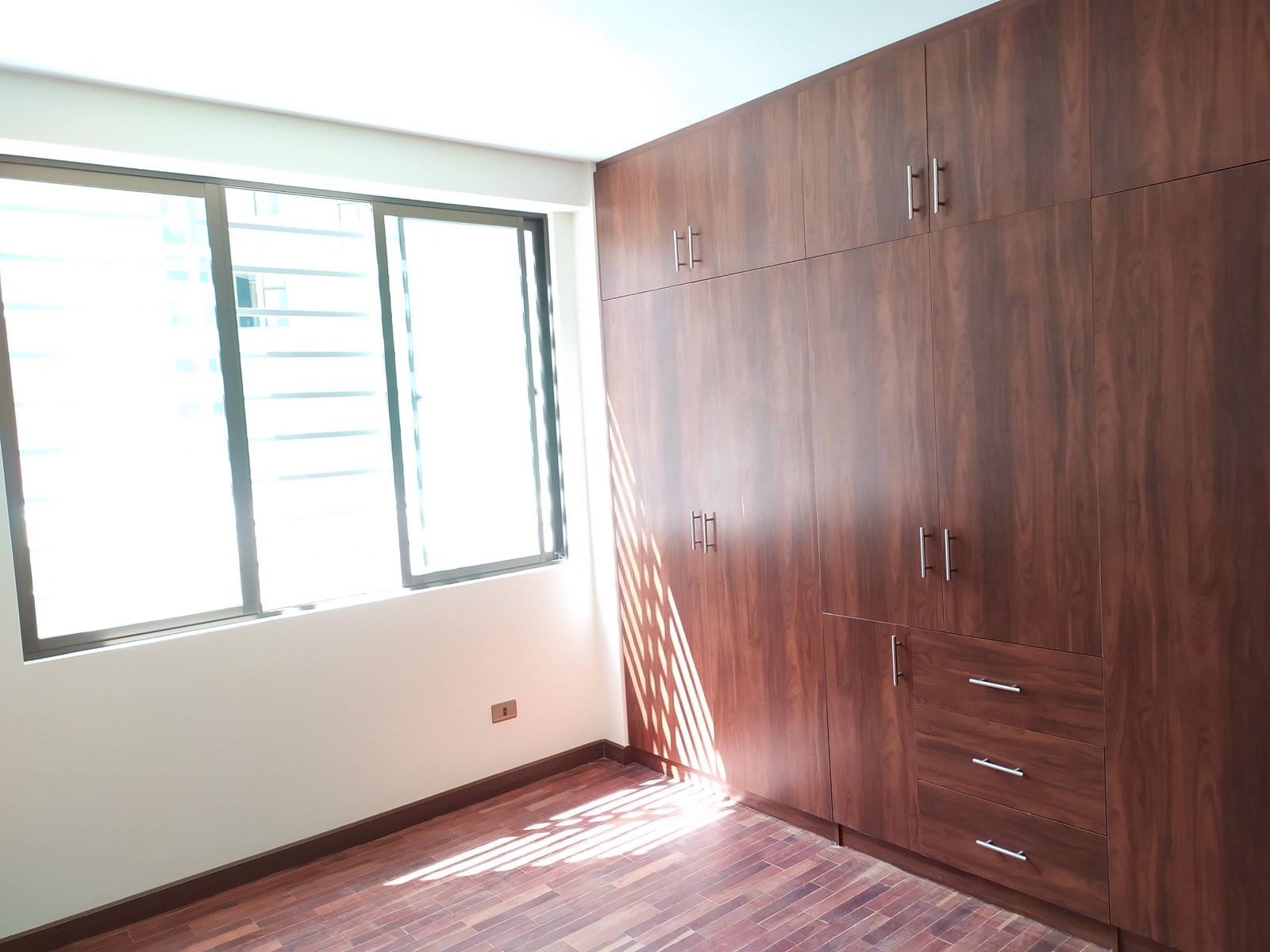 Departamento en VentaDepartamento 3B Bloque 21, en Los Nuevos Pinos, Financia tus sueños con el BNB o puedes pagar en Bolivianos! 3 dormitorios 4 baños 1 parqueos Foto 6