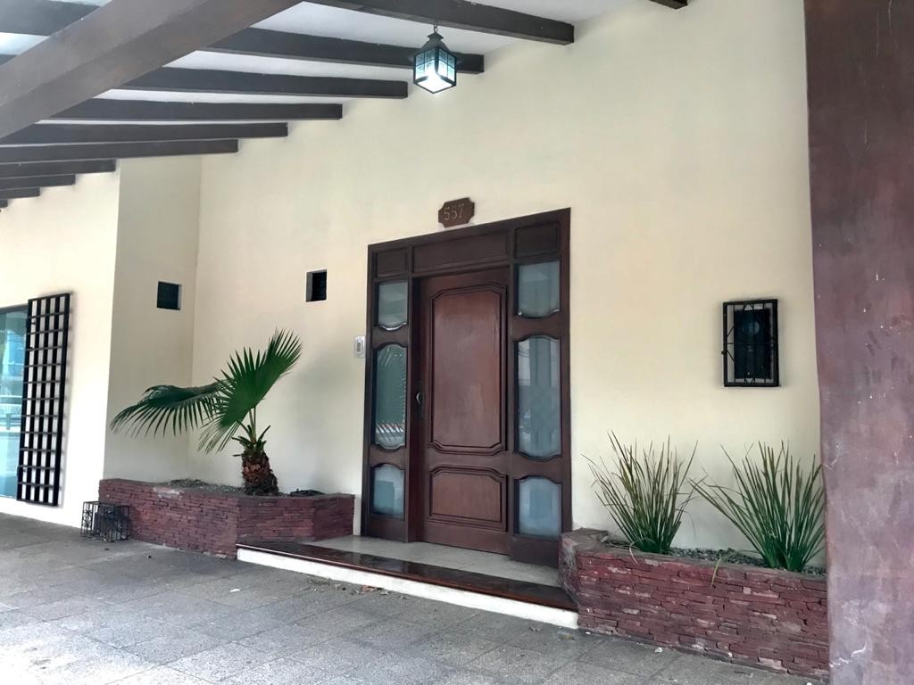 Casa en AlquilerZona centro sur, sobre la calle Tarija #557 y esquina Moldes 4 dormitorios 4 baños 2 parqueos Foto 3