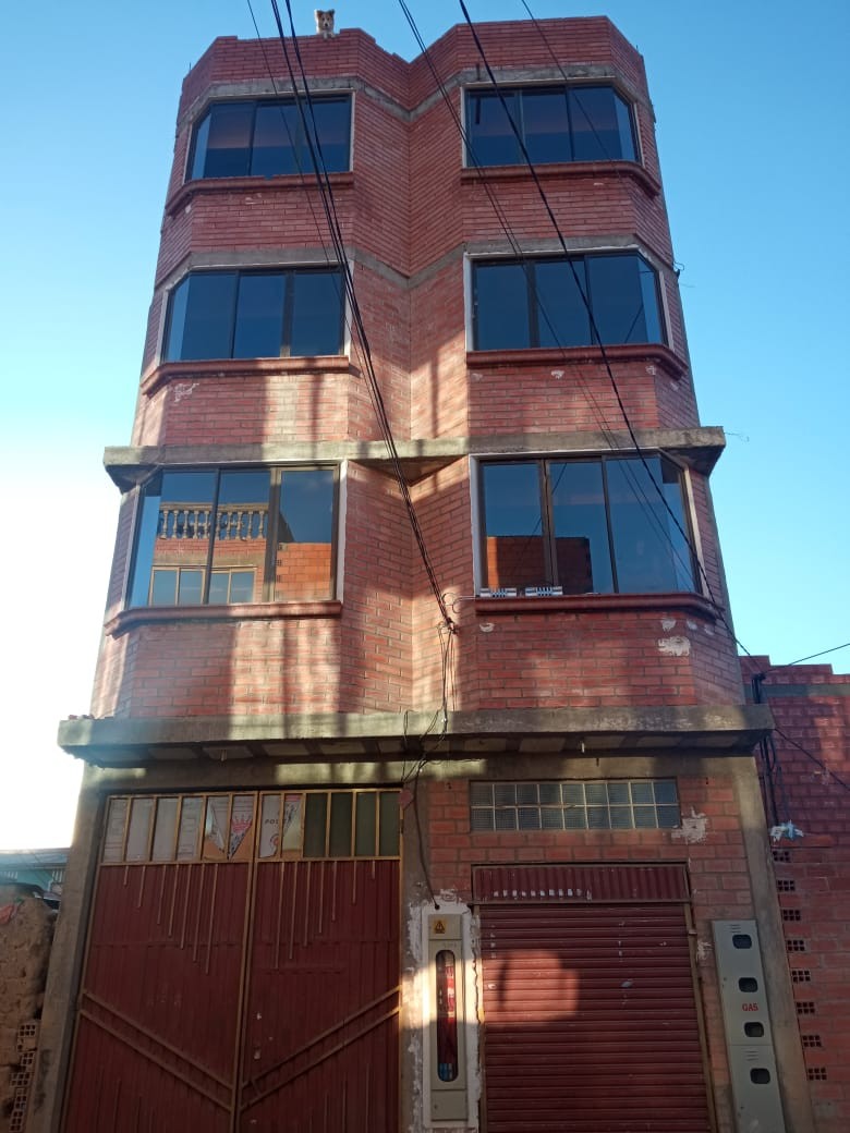 Casa en Tupac Katari en El Alto 5 dormitorios 3 baños 3 parqueos Foto 2