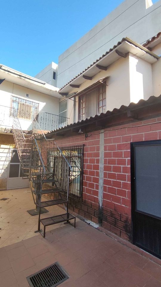 Casa Casa en venta zona Bimodal cerca al 2do anillo y 3 pasos al frente. Con 6 dptos Foto 4