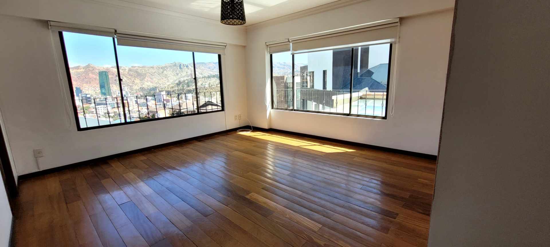 Casa en Alquiler
Hermosa y moderna casa en  alquiler en Achumani 3 dormitorios 4 baños 3 parqueos Foto 7