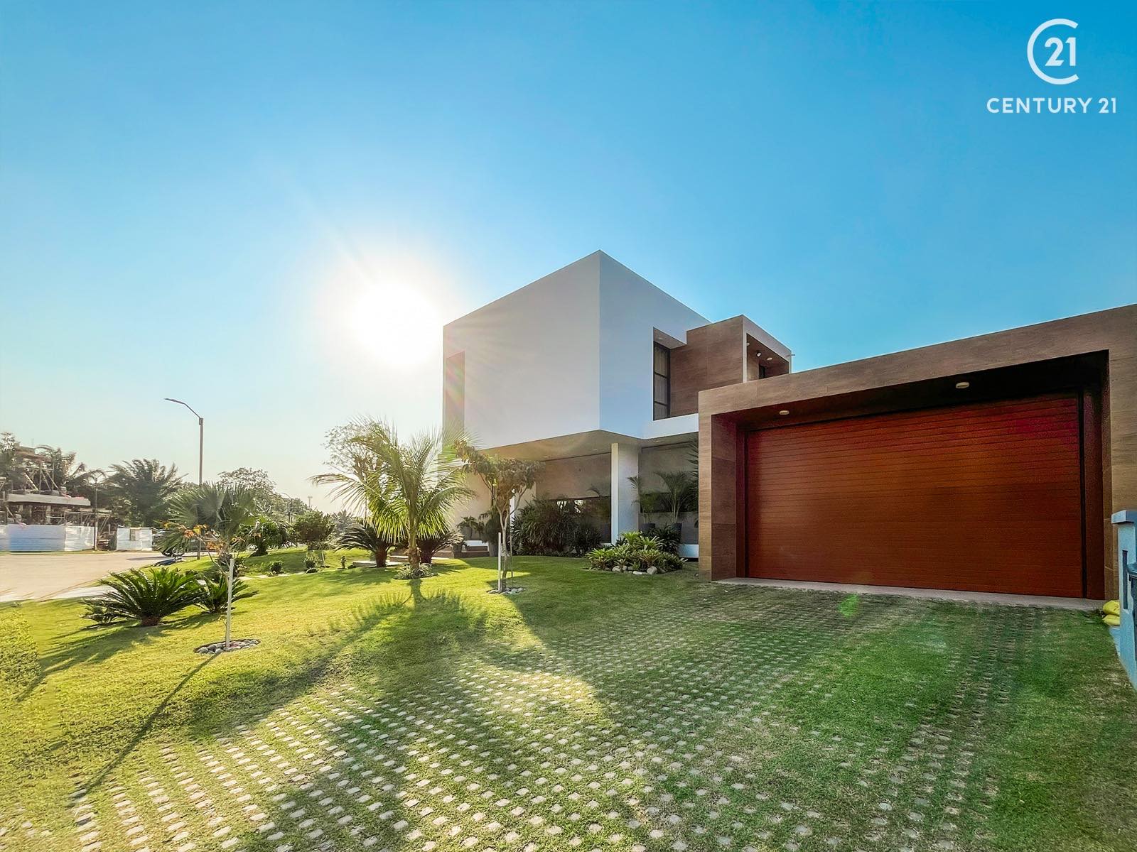Casa en Urubó en Santa Cruz de la Sierra 4 dormitorios 6 baños 4 parqueos Foto 2