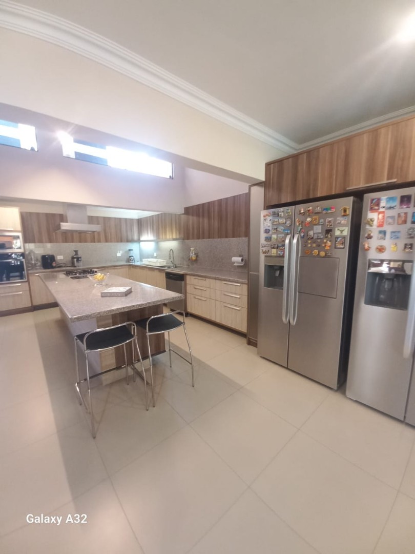 Casa en Entre 3er y 4to anillo Norte en Santa Cruz de la Sierra 4 dormitorios 6 baños 3 parqueos Foto 8