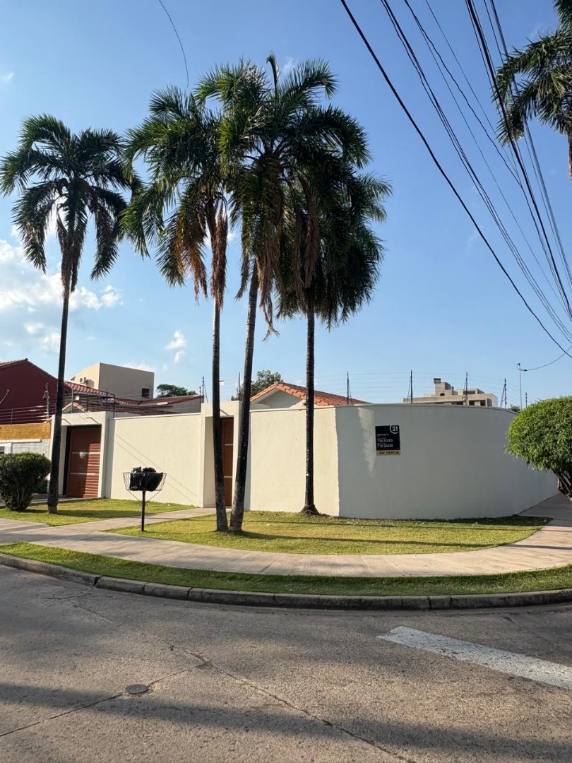 Casa en VentaZona norte, C/ Las Piñas, en plena esquina, entre  la Av. Mutualista y Alemana Foto 1