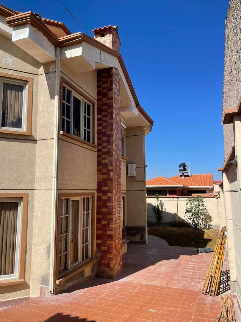 Casa en Sacaba en Cochabamba 4 dormitorios 4 baños 3 parqueos Foto 4