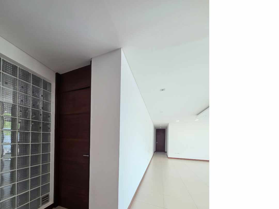 Departamento en AlquilerZona Norte 
6to. Anillo ( Av.Banzer y Beni)
Condominio Torres de  la Sierra 3 dormitorios 4 baños 1 parqueos Foto 23