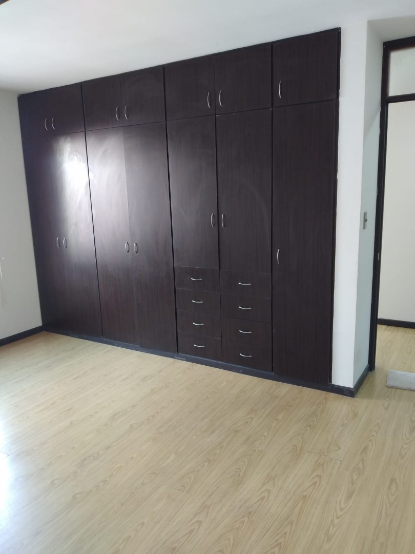 Departamento en VentaEntre Av. Santa Cruz y Gualberto Villaroel. Esquina Oscar Alfaro y Elena Rendon s/n  Foto 3