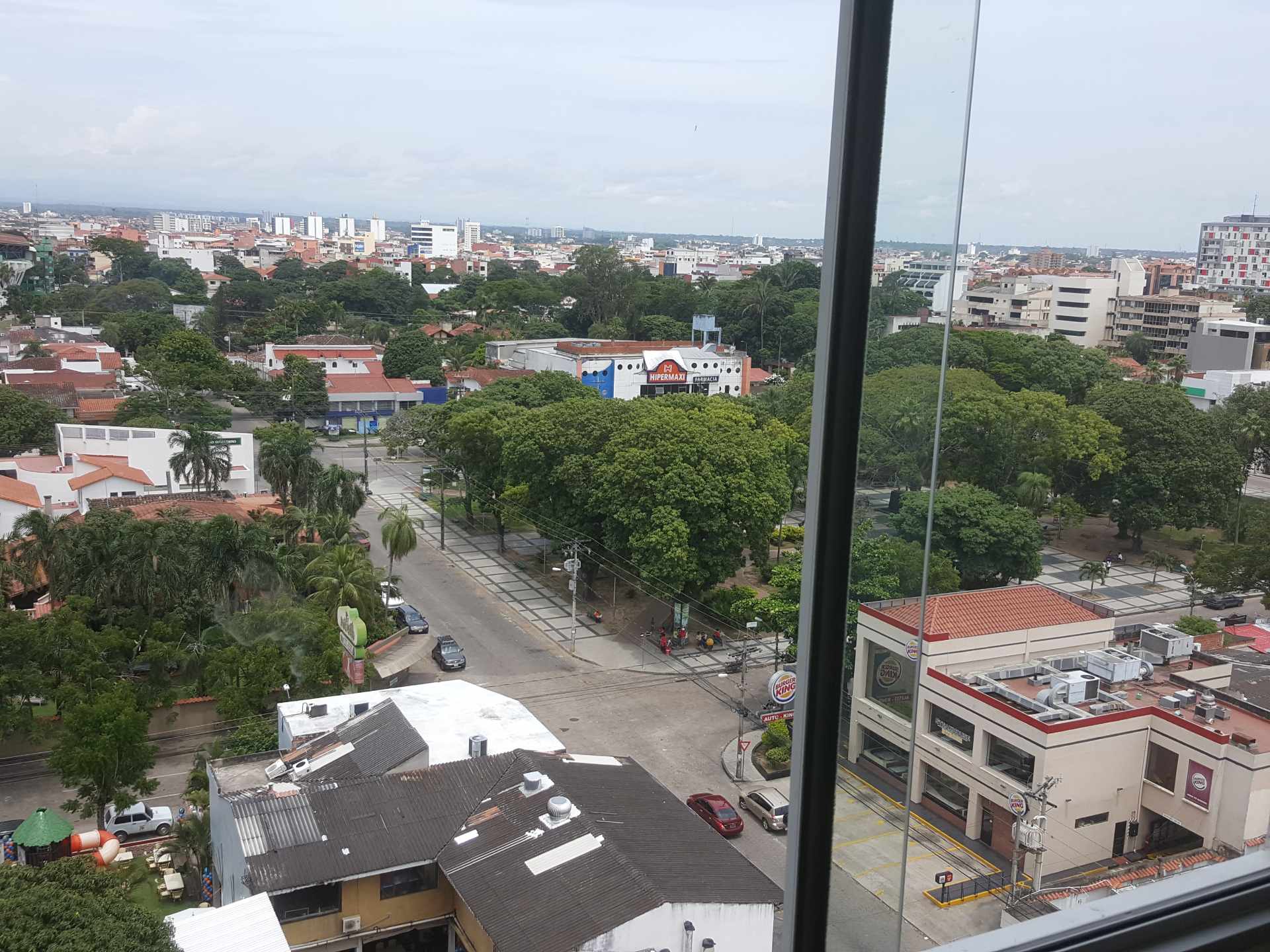 Departamento en VentaEn PLAZA BLACUT  1er y 2do anillo. Entre RENE MORENO y AV. LAS AMERICAS 2 dormitorios 2 baños 1 parqueos Foto 36