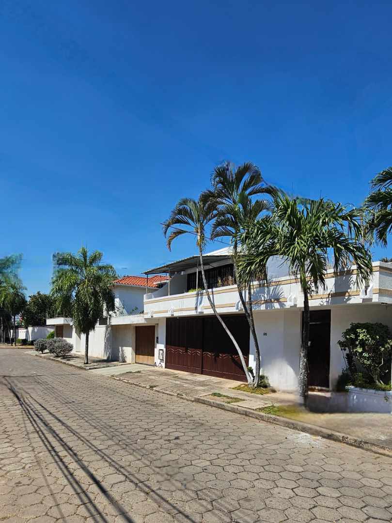 Casa Av. Roca Coronado 3er anillo- frente a la Feria exposición  Foto 3