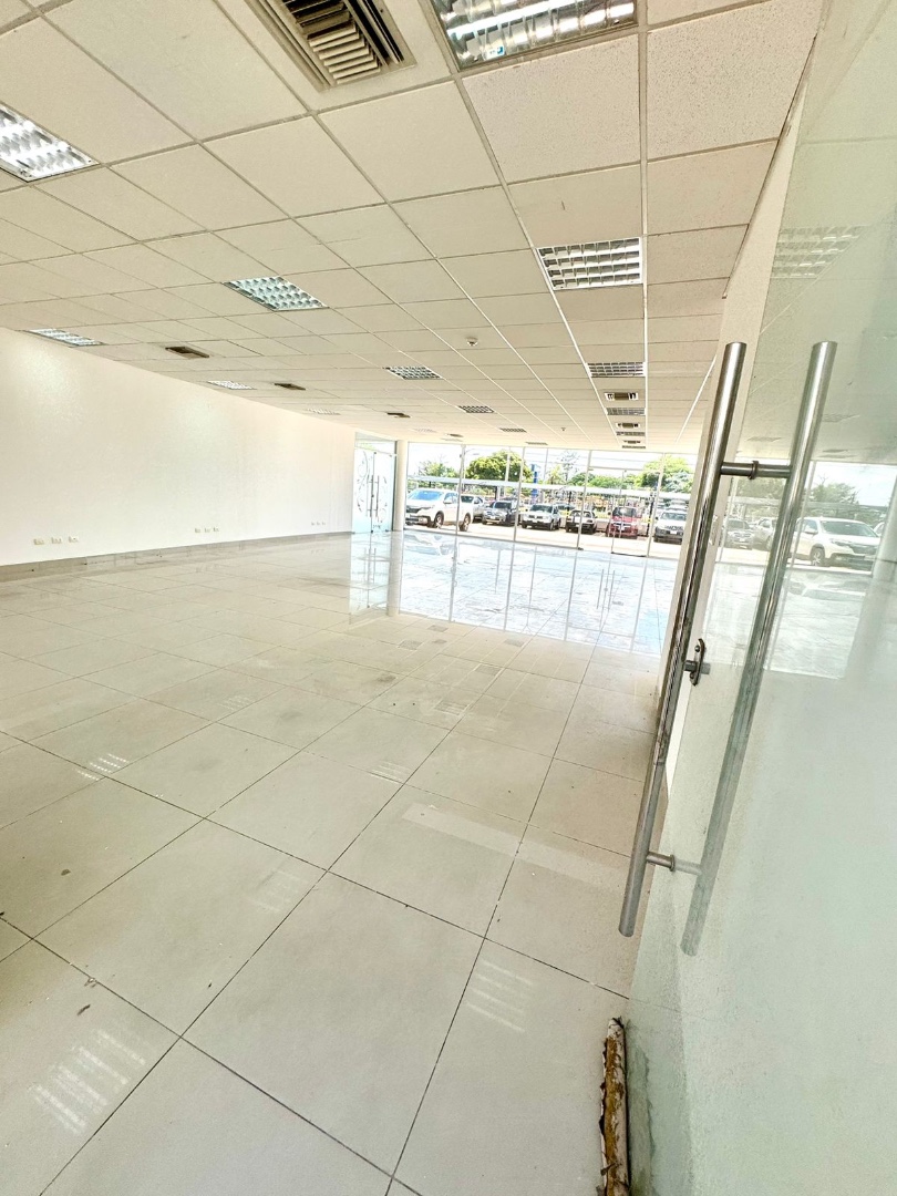 Local comercial en AlquilerAV. BANZER 8vo. anillo.  2 baños  Foto 8