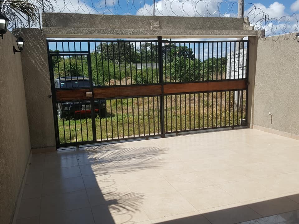 Casa HERMOSA CASA EN VENTA EN LA DOBLE VÍA LA GUARDIA KM 11/5 FRENTE A CRISOL URBANIZACION DOCE ROBLES LA URBANICACION CUENTA CON AREA DE EQUIPAMIENTO,COLEGIO Y TAMBIEN CUENTA CON UNA DOBLE VIA EN LA MISMA URBANICACION  Foto 2