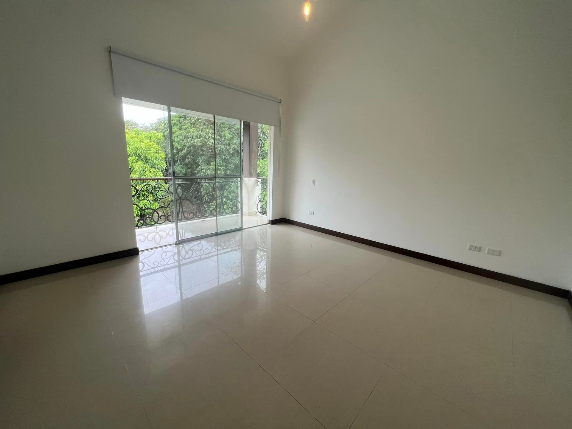 Casa en AlquilerCONDOMINIO JARDINES DEL URUBO  4 dormitorios 5 baños 3 parqueos Foto 9