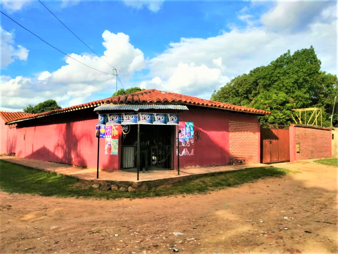 Casa en Entre 5to y 6to anillo Este en Santa Cruz de la Sierra 6 dormitorios 2 baños 4 parqueos Foto 1