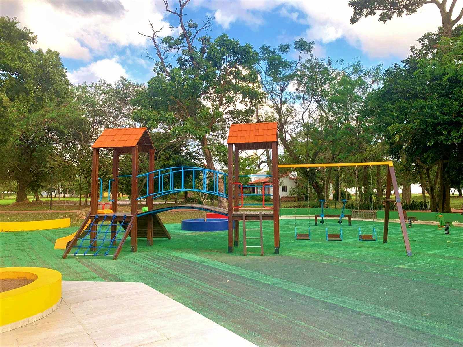 Casa en VentaAV. BANZER - CONDOMINIO CASA DE  CAMPO 4 dormitorios 4 baños 2 parqueos Foto 32