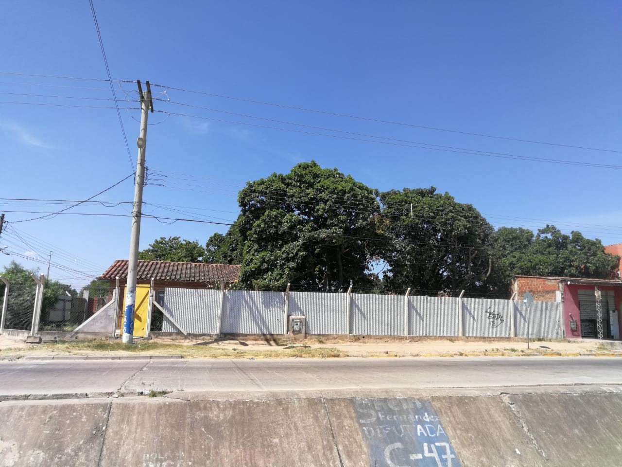 Terreno en VentaAVENIDA TRES PASOS AL FRENTE Y 7MO ANILLO    Foto 5